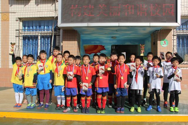 两孩学费超7万，中年父母被重担压得喘不过气